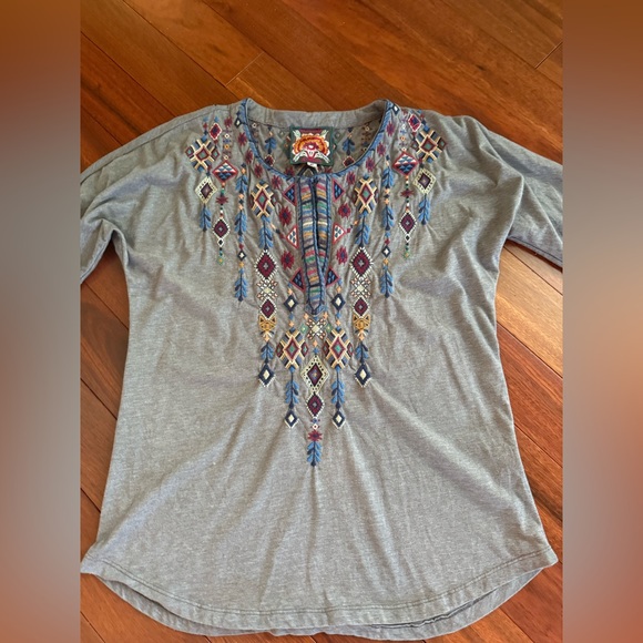 Johnny Was JW Knit Shirt  SZ XS 100% Cotton Embroidered Aztec Floral Gray Bust42 - Picture 1 of 7